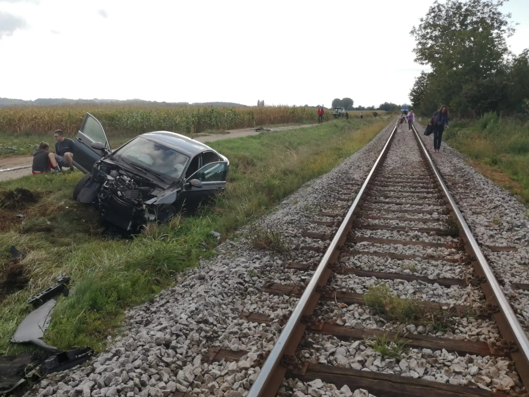 Nesreća kod Varaždina: Vlak je naletio na auto, ozlijeđeno je dvoje ljudi. 'Pokušao je zakočiti'