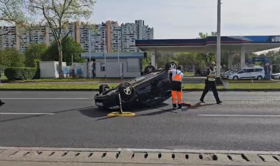 Krš i lom u Zagrebu: 'Auto je bio na krovu, klečali su i izvlačili tog čovjeka van'