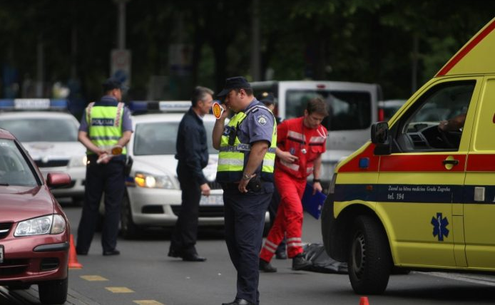PREVRNUO SE NA KROV I ZAVRŠIO U POTOKU: Mladić (18) izgubio kontrolu nad Mercedesom, suputnica je teško ozlijeđena