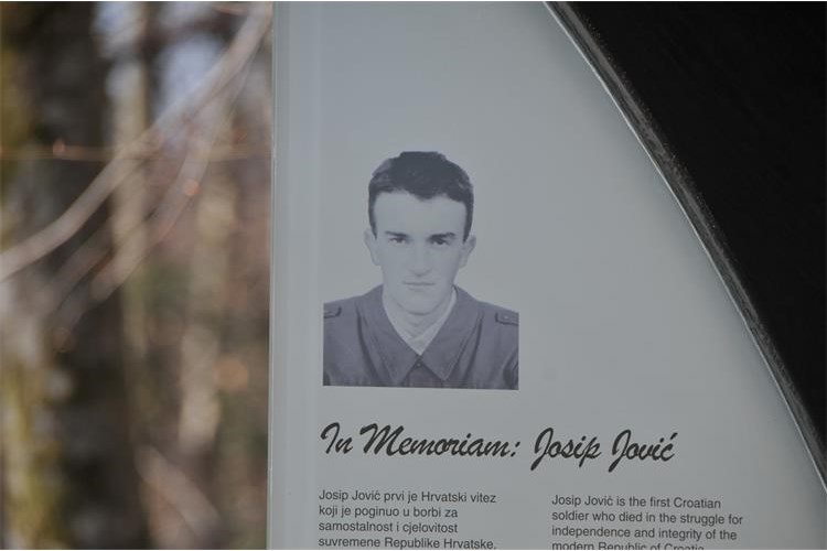 PLITVICE - KRVAVI USKRS Politički vrh odao počast Josipu Joviću prvoj žrtvi u Domovinskom ratu