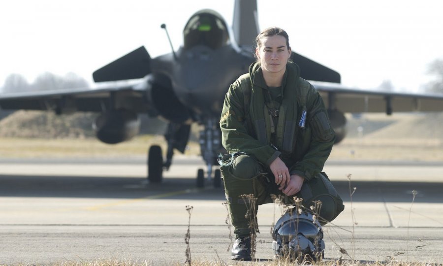 LA FEMME RAFALE    Upoznajte pukovnicu Claire Merouze, prvu i zasad jedinu pilotkinju moćnoga borbenog aviona koji će čuvati i hrvatsko nebo