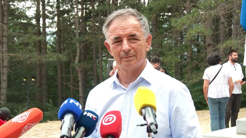 Poručili Pupovcu u njegovom rodnom selu: ‘Teror velikosrpskoga luđaka nad cijelom Hrvatskom posljedica je bolesne Plenkovićeve politike’