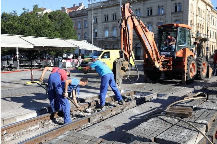 VEĆ PETI PUT! Otkad je Možemo na vlasti u Zagrebu, automobili upadaju u rupe na tračnicama