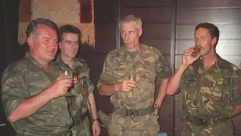 Pet stvari o Srebrenici: Mladić dnevnik zakopao u lažni zid, a s Nizozemcem pio 'krvavu rakiju'