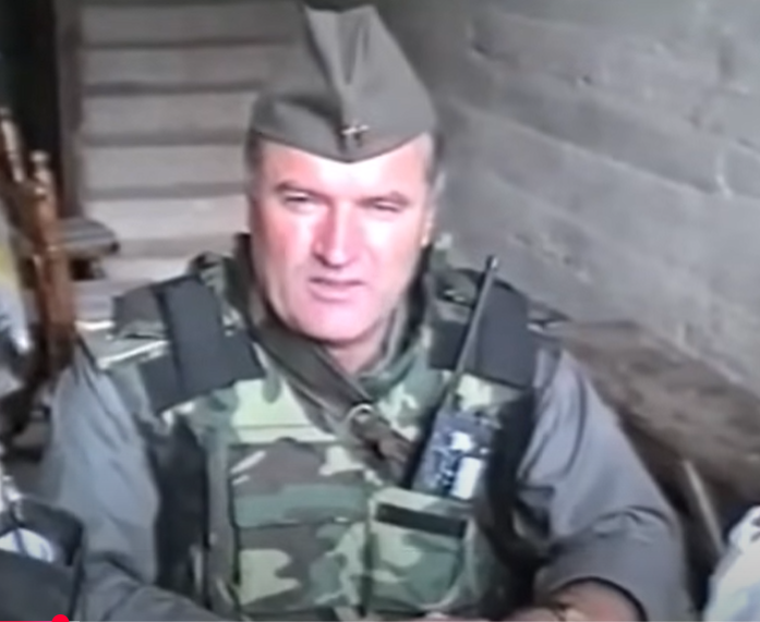 Ratko Mladić osuđen za genocid, a ploča njemu u čast se i dalje obnavlja