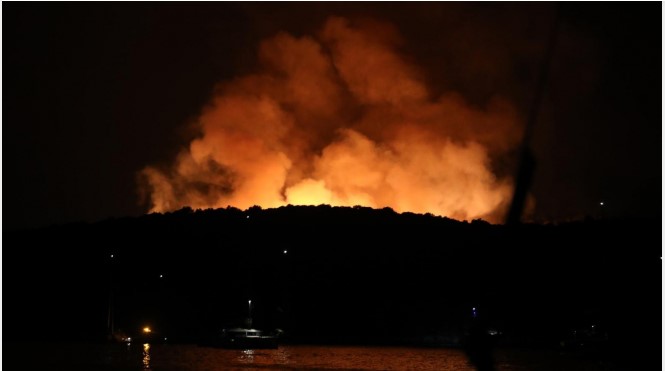 RAZUZDANA EKIPA - POŽAR NA HVARU PLANUO ZBOG ROĐENDANSKE ZABAVE TALIJANKE: ‘Nemam pojma kako je raketa završila na kopnu’