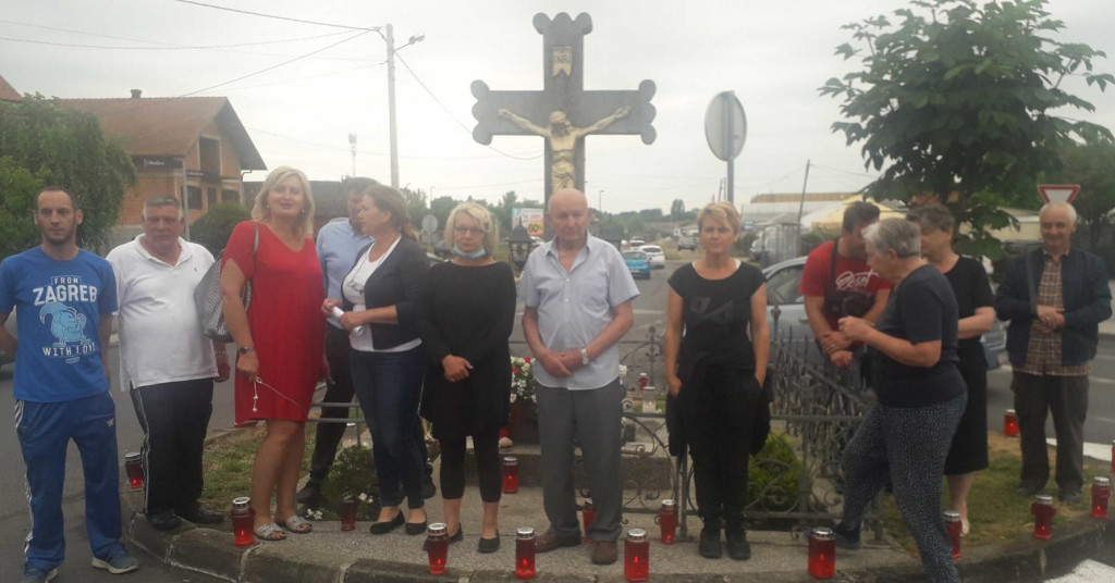 Mještani Resničkog Gaja raspelo ne daju ukloniti ni pod cijenu vlastitog života