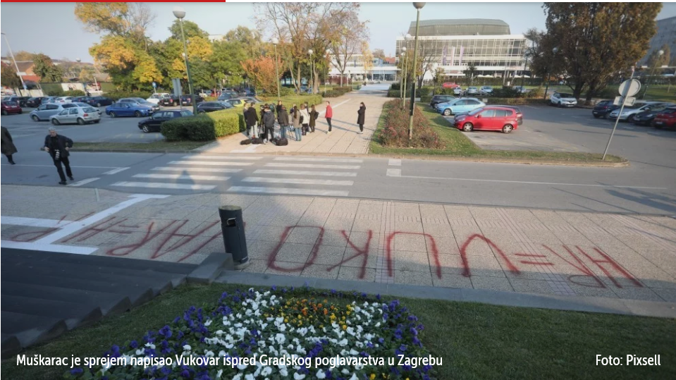 Revoltiran zbog uklanjanja murala, muškarac sprejem napisao Vukovar ispred Gradskog poglavarstva