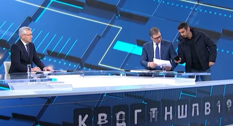 Vučiću za vrijeme gostovanja na televiziji donijeli poruku: “Jako je važno”