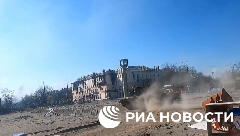 VIDEO Rusi likuju: Objavili video tenka koji drifta razrušenim Mariupoljem i gazi sve pred sobom