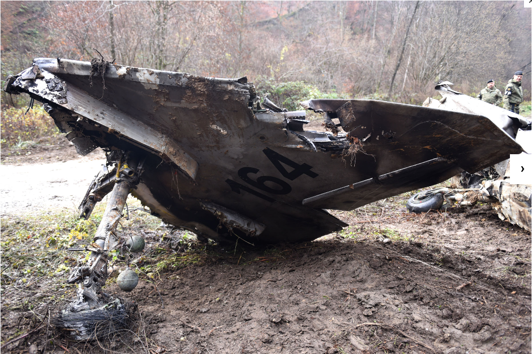 FOTO Dijelovi srušenog aviona MiG-21 pronađeni i prevoze se u Zagreb