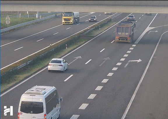 Olujni vjetar paralizira promet: Zatvorene autoceste, trajektne linije u prekidu, duga čekanja na granicama