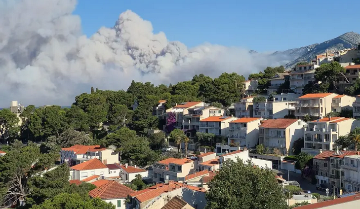 Požar kod Piska: Vatra prijeti kućama, turisti bježe