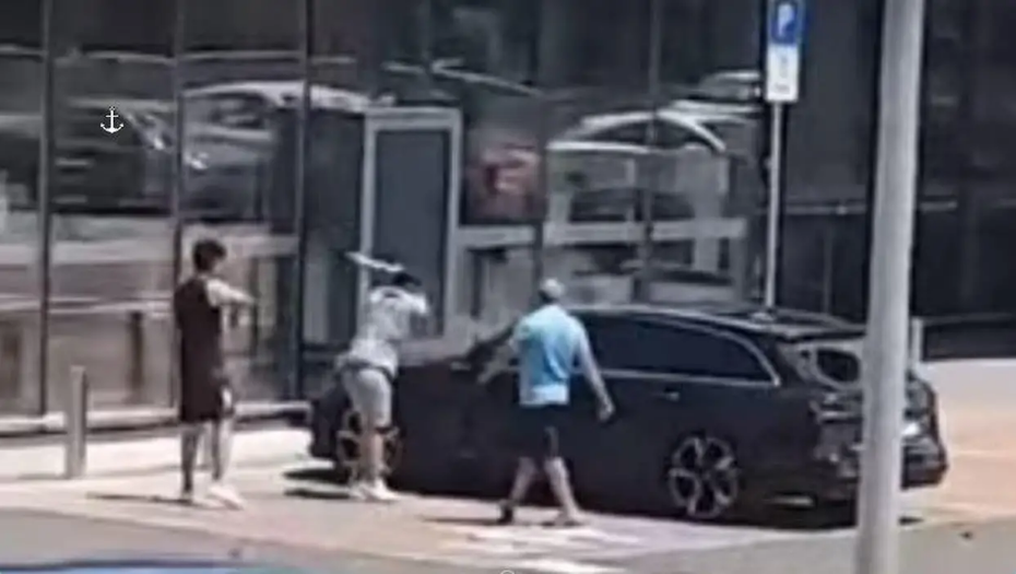 Palicom demolirao auto ispred trgovačkog centra u Bjelovaru