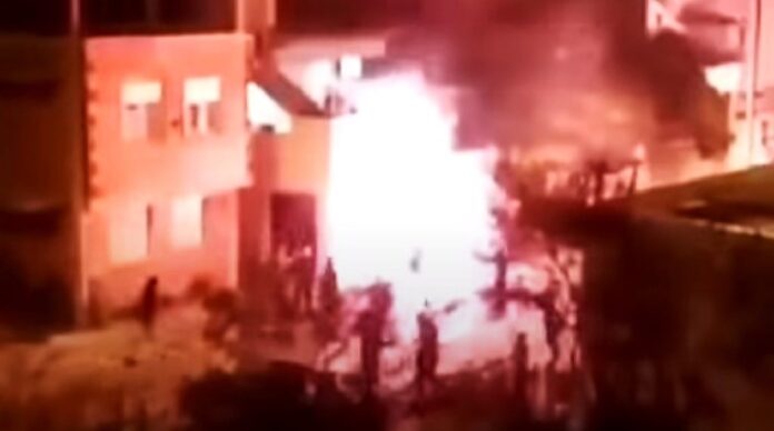 (VIDEO) KAOS NA ULICAMA MOSTARA! U navijačkim neredima teško ozlijeđena jedna osoba, policija privela deset osoba!