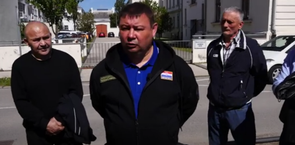 POLICAJACU IZ BOROVA SELA NAŠLI KUTIJU ‘CROATIE’: Šoškočanin i njegovi ga zbog toga tukli do besvijesti