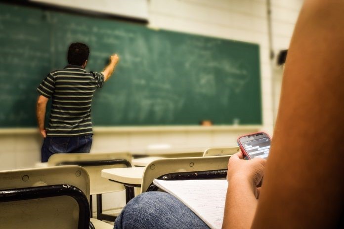RODITELJI, ODGAJAJTE SVOJU DJECU UMJESTO ŠTO NAPADATE UČITELJE, NASTAVNIKE I PROFESORE!