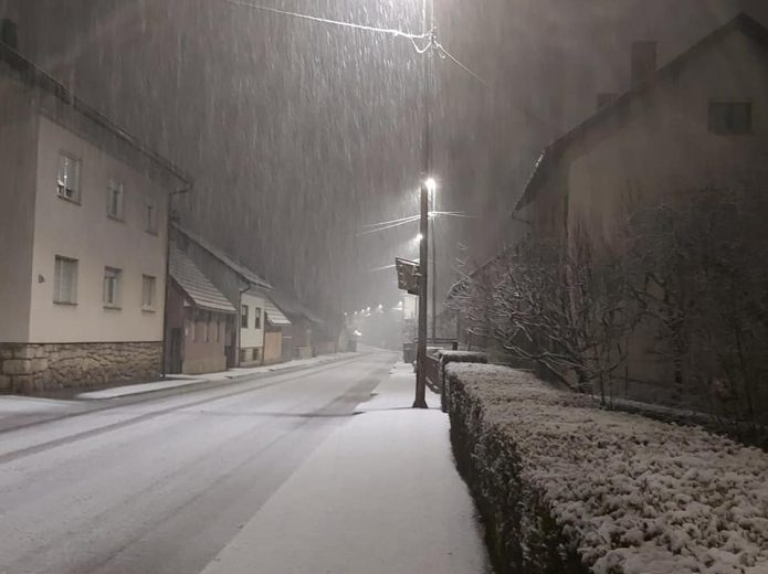 Prve pahulje pale u Gorskom kotaru i Lici, a snijeg iznenadio i Istru