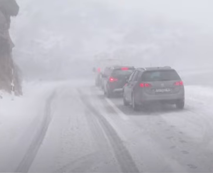 Kaos na A1: Snijeg otežao promet, zbog vjetra zatvorena autocesta
