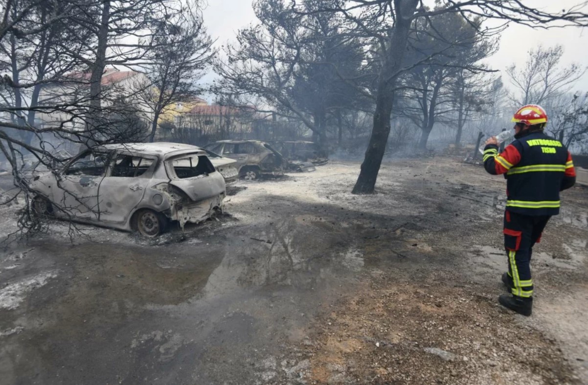 I DALJE DRAMATIČNO KOD ŠIBENIKA Požar gasi gotovo 150 vatrogasaca, stanovnike MUP odvozi na sigurno