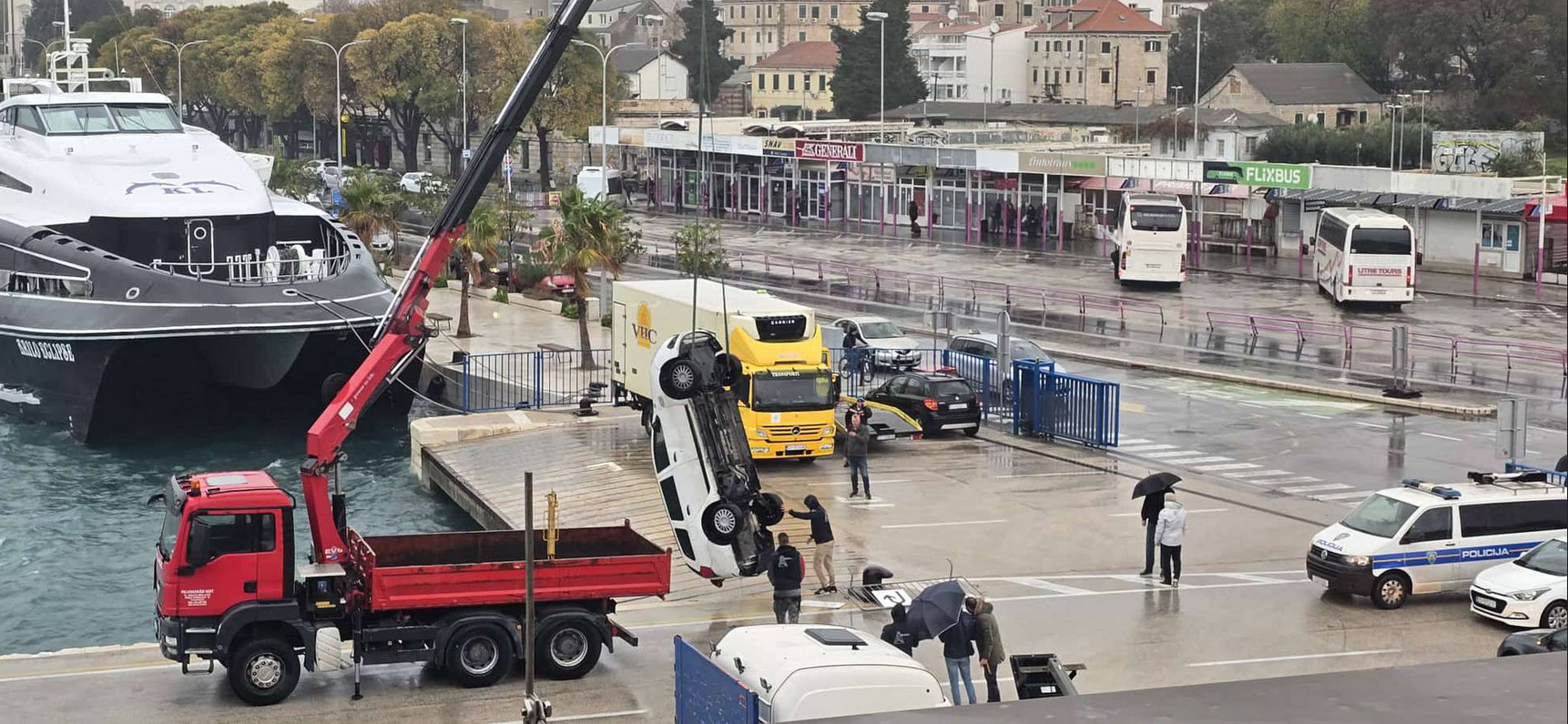 Automobil s dvoje ljudi završio u moru na Domagojevoj obali: Vozač sankcioniran zbog prekršaja
