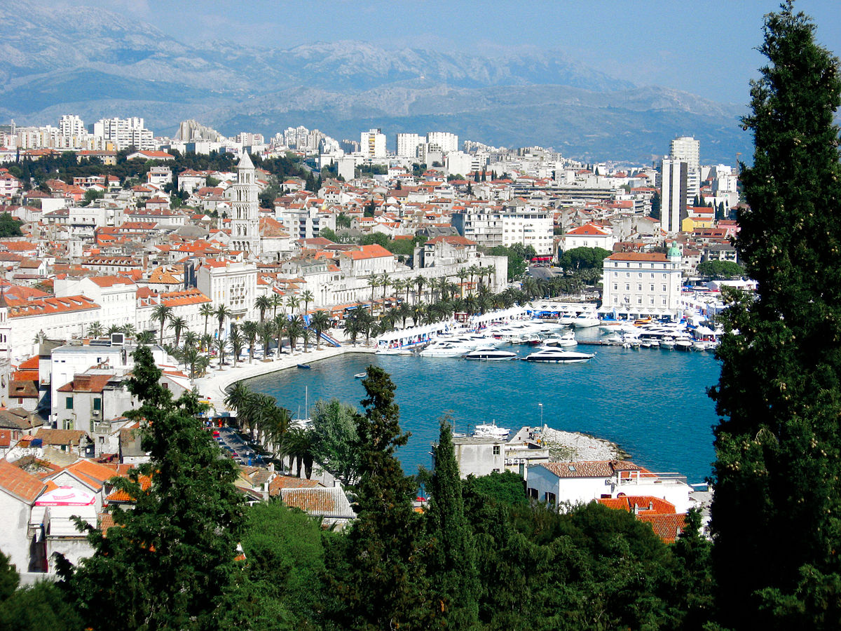 Turistički brod udario u splitsku Zapadnu obalu: Brod potonuo, putnici evakuirani
