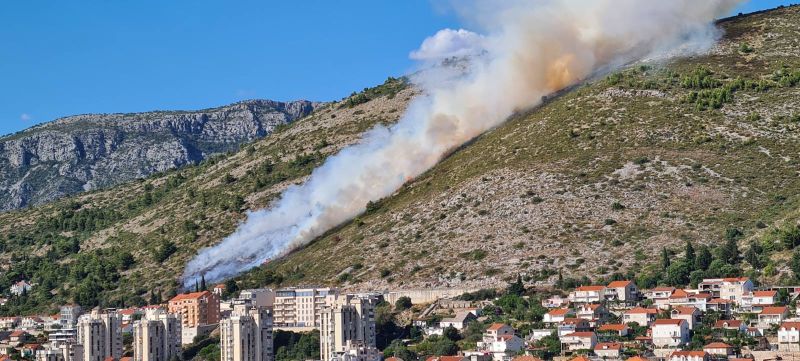GORI NA SRĐU I ROGOZNICI: Hrvatski vatrogasci bore se protiv vatrene stihije diljem zemlje i junački se drže!