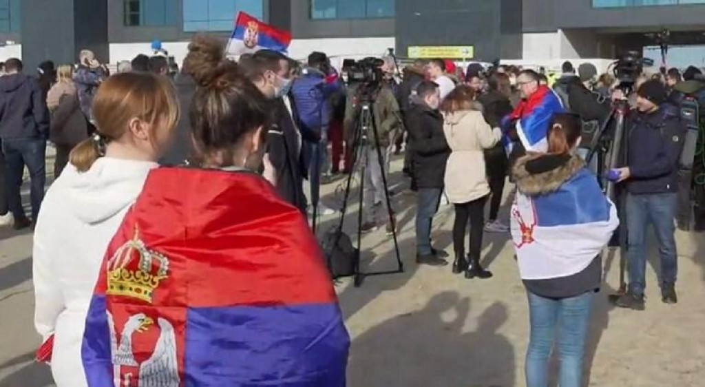 Brutalne reakcije na doček srbijanskih studenata: ‘Ne trebamo srbijanske zastave u hrvatskom gradu’
