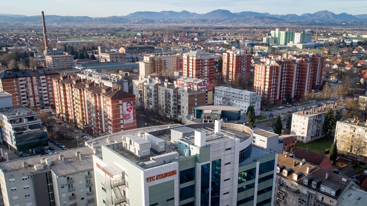 Prije 23 godine počeli graditi zgrade za branitelje. Potrošeno je 8 milijuna kuna, a gradnja još nije završena
