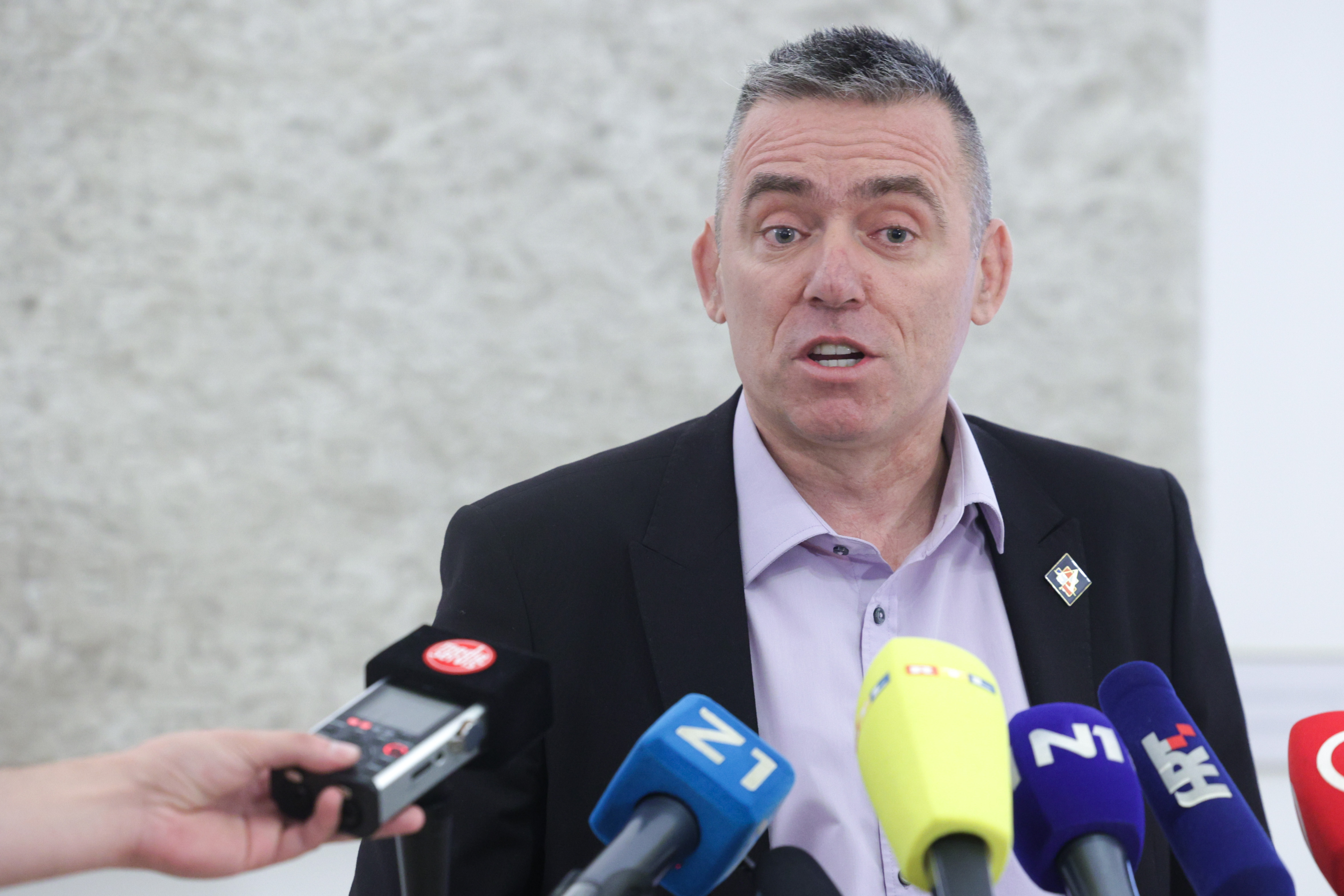 ‘NIJE SE UDOSTOJIO NI ODGOVORITI’ Mlinarić se okomio na Plenkovića: ‘Ima li premijer pravo da se odrekne ratne odštete?’