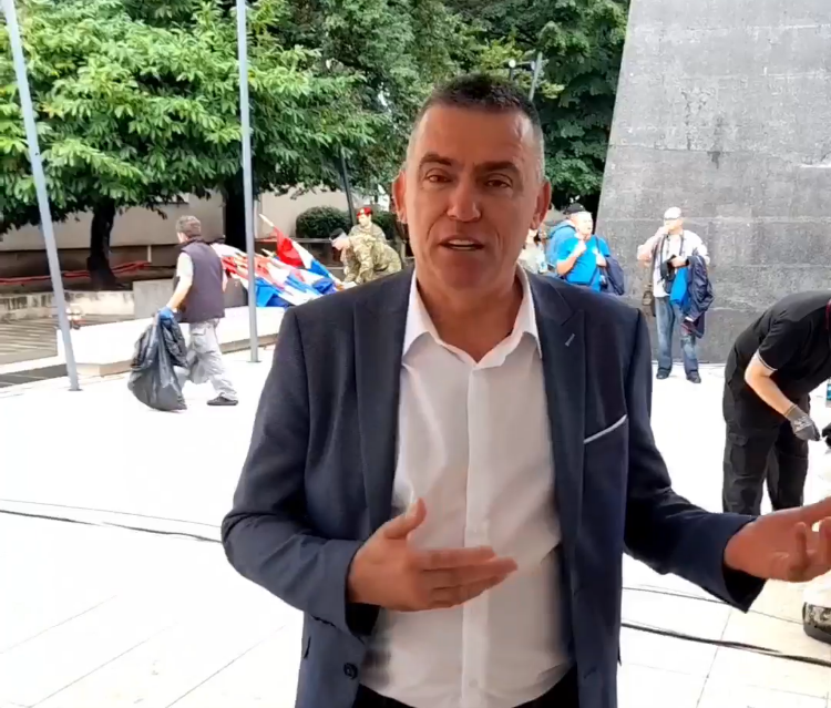 Saborski zastupnik Domovinskog pokreta Stipo Mlinarić Ćipe oglasio se na Facebooku povodom privođenja HOS-ovaca na cesti prema Kninu