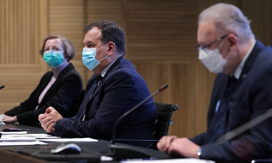 Božinović iznosi detalje ublaženih mjera: Nema zadržavanja pred kafićima, u teretanama jedna osoba na 20 m2, provjetravanje svakih 10 minuta...