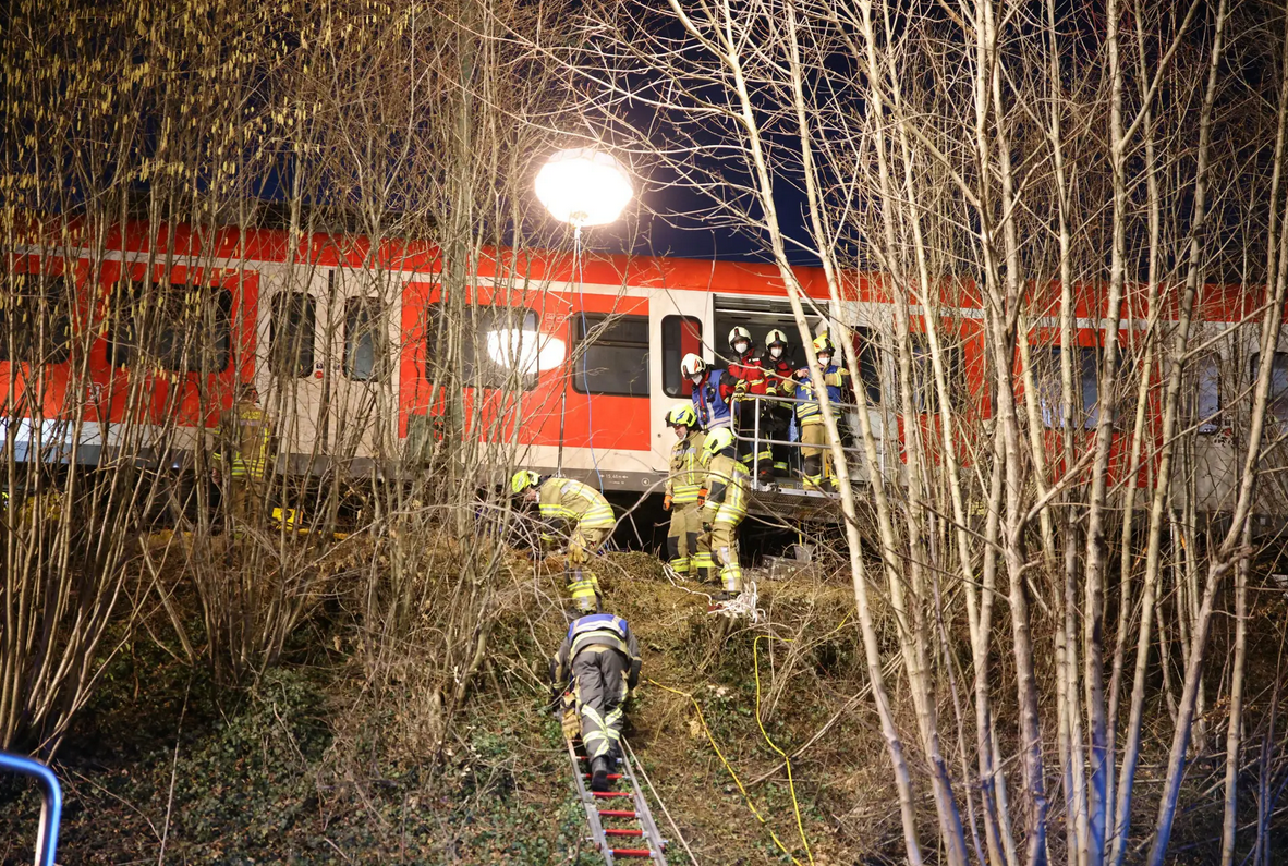 FOTO Sudarila se dva putnička vlaka kod Münchena: Najmanje jedan mrtav, 40 je ozlijeđenih
