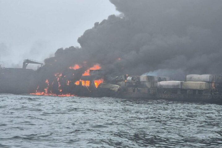 HAVARIJA  Golemi požar nakon sudara brodova uz obale Engleske. Gori tanker s avionskim gorivom