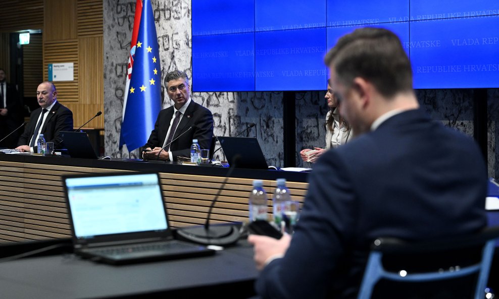 Vlada zasjedala telefonski: Povećanje plaća stiže i za javne službe