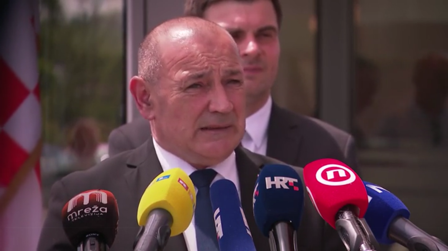 Ministar Medved najoštrije je osudio skidanje zastave Republike Hrvatske u Kninu