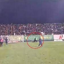 SRAMOTNE SCENE U PULI: Navijači Hajduka nakon utakmice tukli redare!