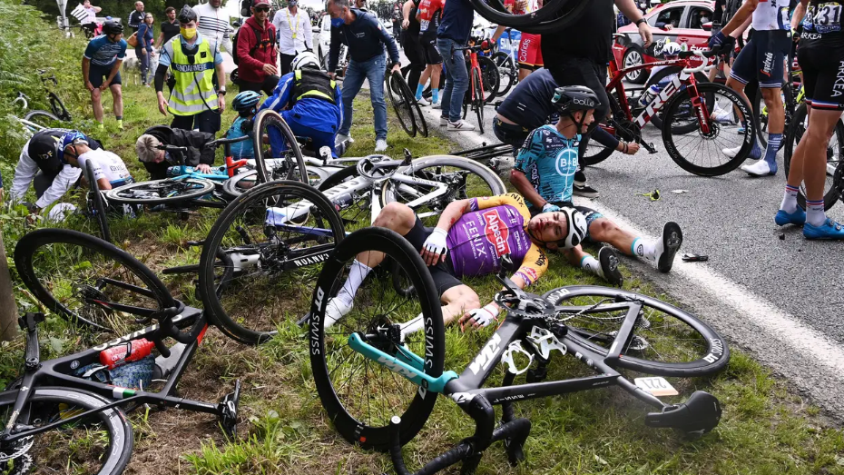 Porušila ih kao domine: Uhitili ženu koja je porušila na desetke biciklista na Tour de Franceu