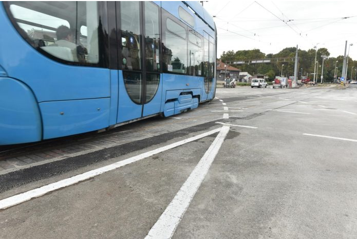 Pijani muškarac sjeo na spojnicu između dva tramvajska vagona, hitno prevezen u bolnicu