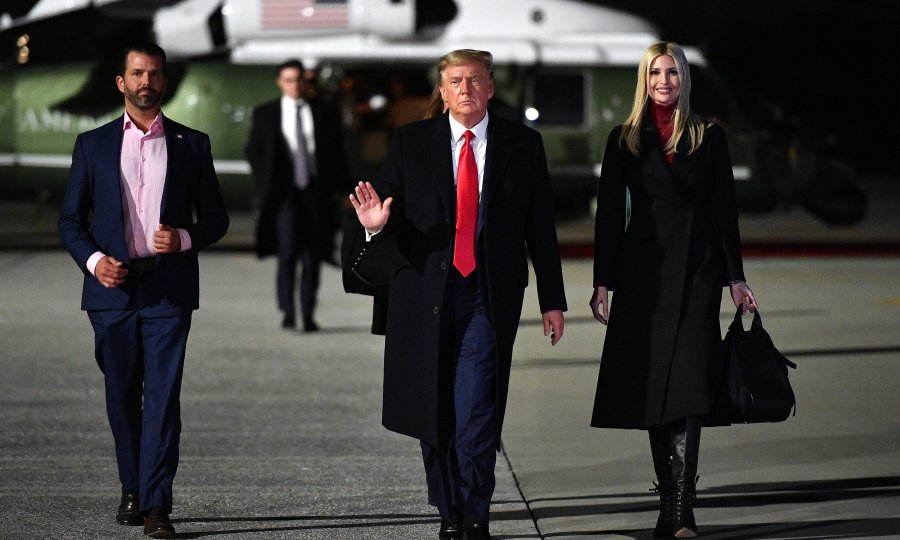 Posljednje odluke pred odlazak: Trump pomilovao bivšeg savjetnika Stevea Bannona i naredio deklasifikaciju dokumenata o FBI-evoj istrazi