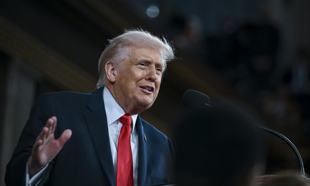 STANJE NACIJE Trump u povijesno dugom govoru proglasio 'zlatno doba' Amerike: Došlo je do incidenta