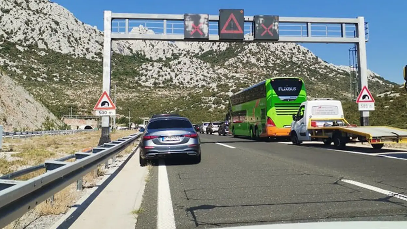 Gorio auto u Sv. Roku: Morali su zatvoriti za promet cijeli tunel