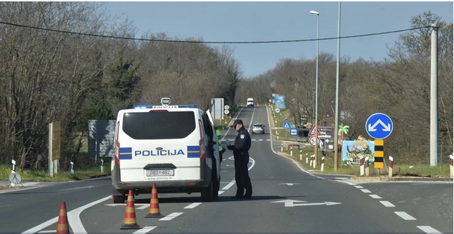 Poreč: uhićen njemački par zbog zaključavanja djece i psa u automobilu