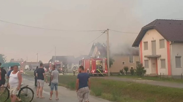 Grom im udario u kuću i zapalio je: 'Čuo se udar. Izašli smo van i vidjeli gusti dim iznad kuće'