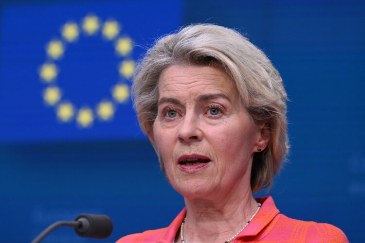 Von der Leyen preživjela glasanje o povjerenju - evo koliko ju je zastupnika pokušalo srušiti, a među njima i jedan Hrvat!