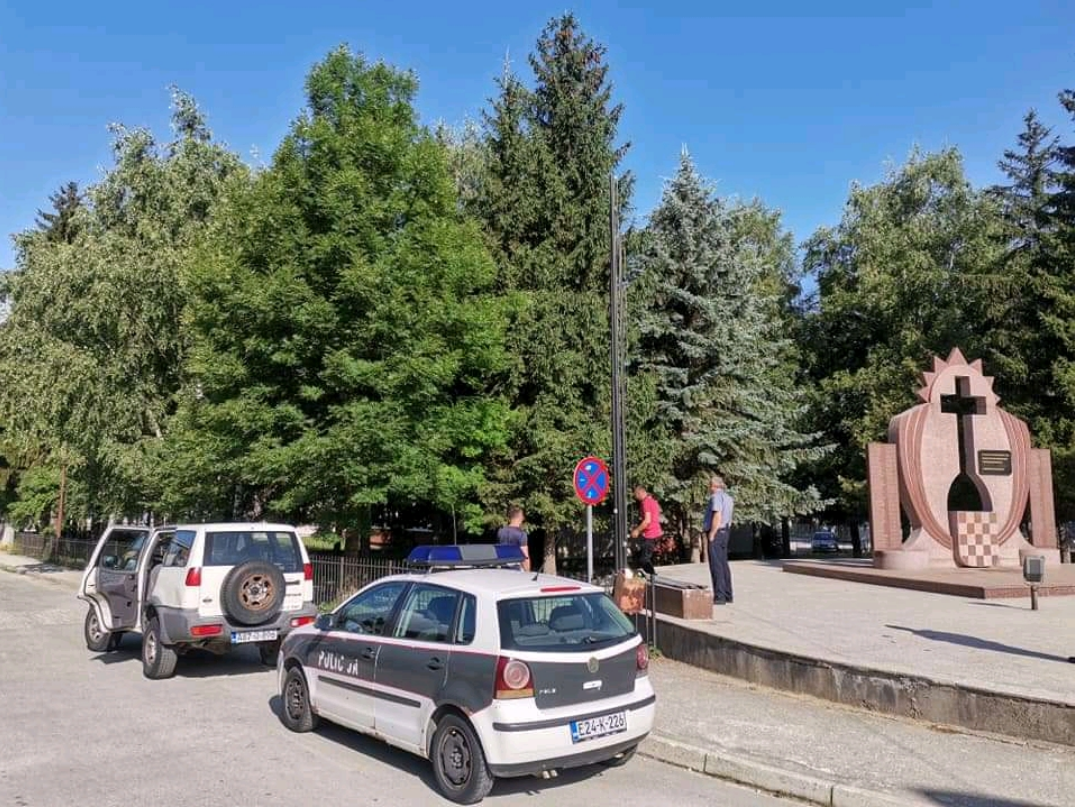 Uskoplje: Strgnuta hrvatska zastava sa spomenika poginulim hrvatskim braniteljima
