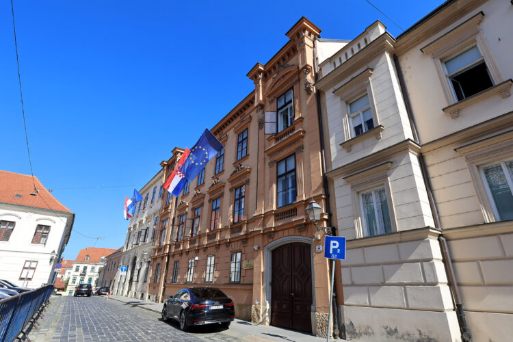 Čak 45 kandidata želi u Ustavni sud. Jedan bi bio ustavni sudac čak 24 godine