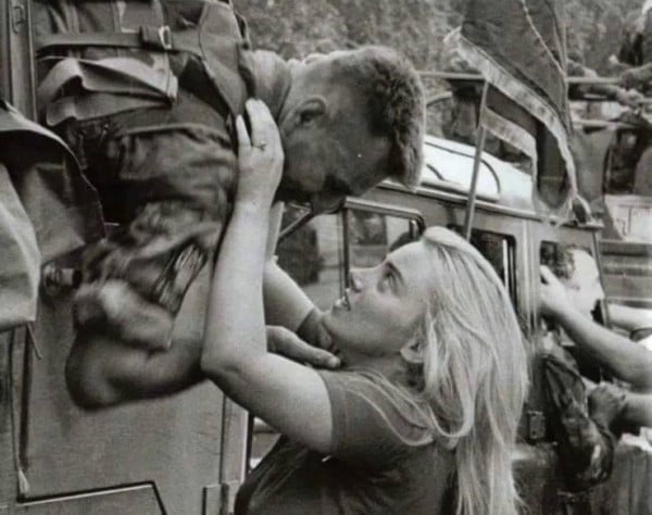 ZA VALENTINOVO: Jedna od najljepših ljubavnih fotografija Domovinskog rata