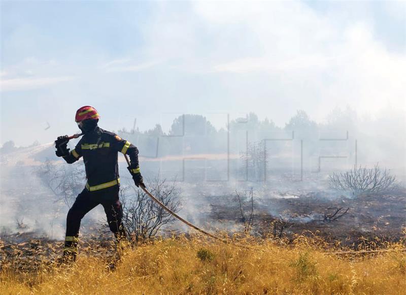 Lokaliziran požar između Barbarige i Peroja, izgorjelo 10 hektara trave