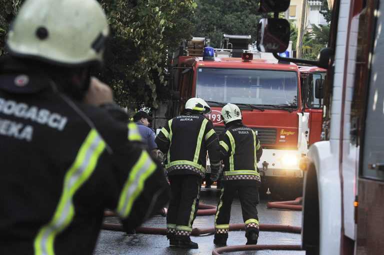 FOTO: KOD GAREŠNICE IZGORIO ŠKOLSKI AUTOBUS, DJECA POBJEGLA 'Vozač je zakočio, otvorio vrata i povikao: 'Brzo, svi van!'